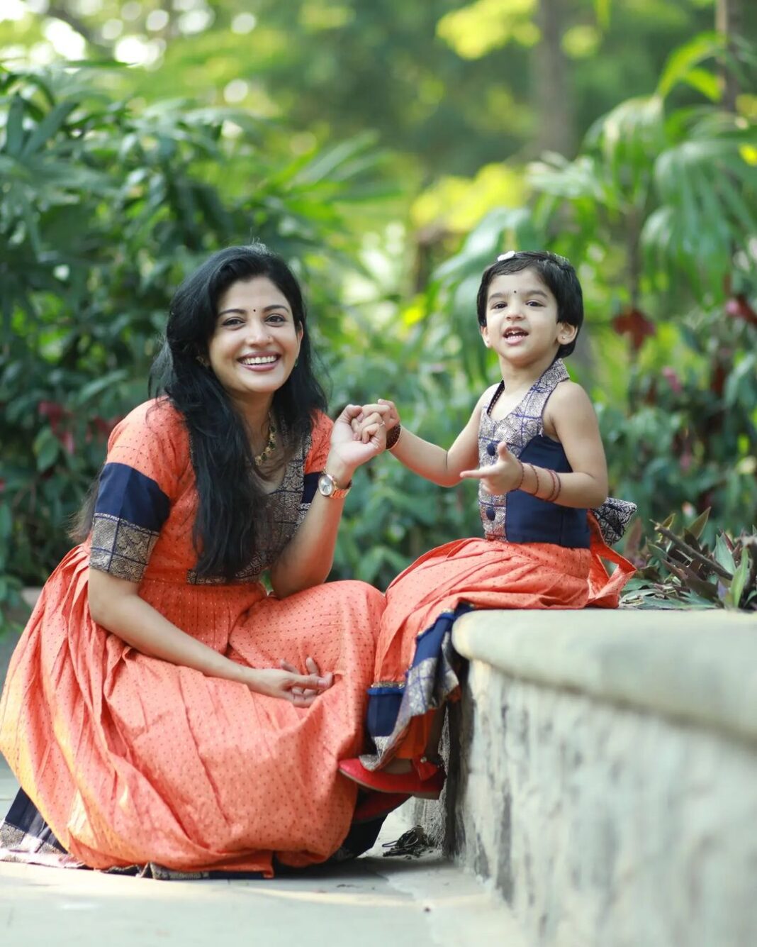 Sshivada Instagram - Like mother, like daughter 🥰😍 Clicked by :@ganesh_anbayeram Outfit : @mom_ssparsh Jewellery : @emin_thahar Styled by : @sushma_subramaniyan #twinning #twinningwithdaughter #mylittleprincess #Arundhathi #mybundleofjoy #traditionalwear #ethnicwear #daughter #daughterlove #classic #festivecollection #weekend #weekendvibes