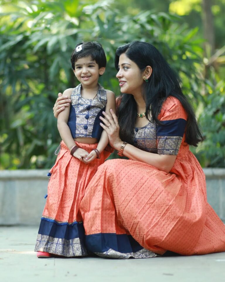 Sshivada Instagram - Like mother, like daughter 🥰😍 Clicked by :@ganesh_anbayeram Outfit : @mom_ssparsh Jewellery : @emin_thahar Styled by : @sushma_subramaniyan #twinning #twinningwithdaughter #mylittleprincess #Arundhathi #mybundleofjoy #traditionalwear #ethnicwear #daughter #daughterlove #classic #festivecollection #weekend #weekendvibes