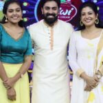 Sshivada Instagram – The festive season is still around. Do catch us today on bazinga family festival onam special episode at 6pm in @zeekeralam with @padmasoorya and @rebecca.santhosh

 Wearing this lovely outfit from @turmerikofficial
Styled by @joe_elize_joy @styyledbyjoe😍🥰
MUA  by @sajeesh_s_0619_make_over

#onam #zeekeralam #bazinga #bazingafamilyfestival #onamepisode🎉🎉 #familyandfriends
