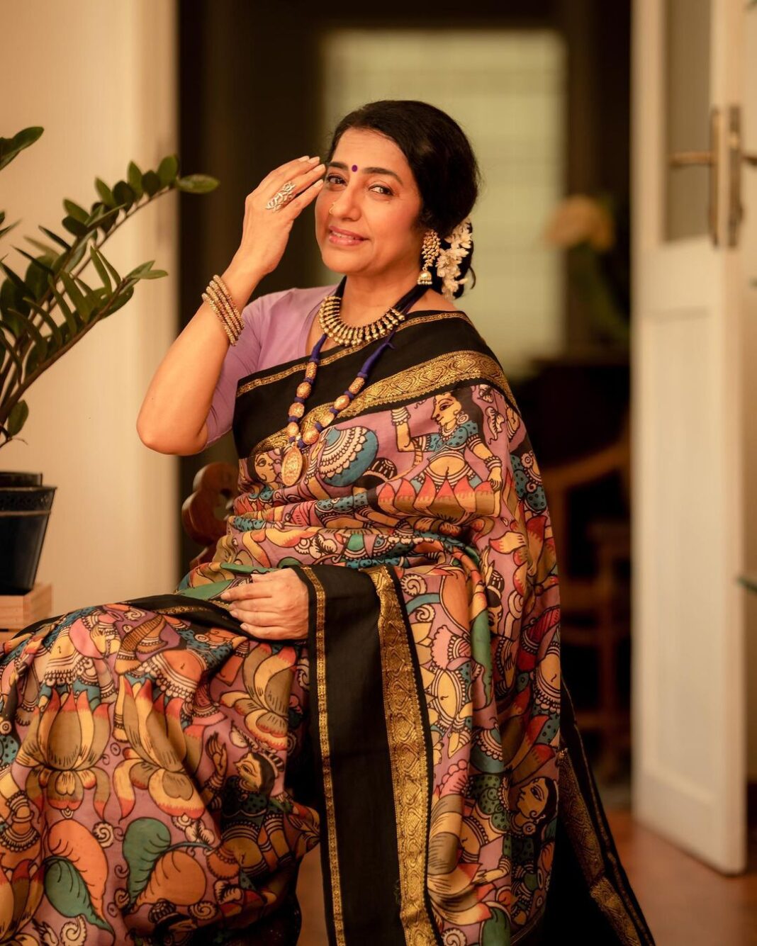 Suhasini Maniratnam Instagram - This saree is a statement piece from @Mayukhafabs . A fusion between pure kancheepuram silk and pen kalamkari work done all over. Our tribute to the weavers of India during this Diwali season. @dheepaprabhu @camerasenthil