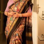 Suhasini Maniratnam Instagram – When Deepa called me asking if I ll do a photo shoot with senthil wearing her mayukha saree I was in my work out clothes.  Oops dressing up.  It’s a big chore.  Hair make up accessories.  Oh my goodness.  Do I feel up to it? Deepa is buddy prabhus wife.  Prabhu was everything for me. He left us all in a hurry.  I thought of his smile and asked Deepa to send me the saree.  This saree cheered me like buddy prabhu used to … so here it is.  For you.  Pick up yourself a saree from mayukha and Dheepa prabhu.  The saree that I am wearing reflects my love for this timeless classic. A saree never goes out of style and it gives me a power and identity which is uniquely mine. This saree is a tribute to the exquisite kancheepuram silk and a centuries old art which is pen kalamkari.
So rich, so tasteful and so elegant@mayukhafabs 
@dheepaprabhu@camerasenthil