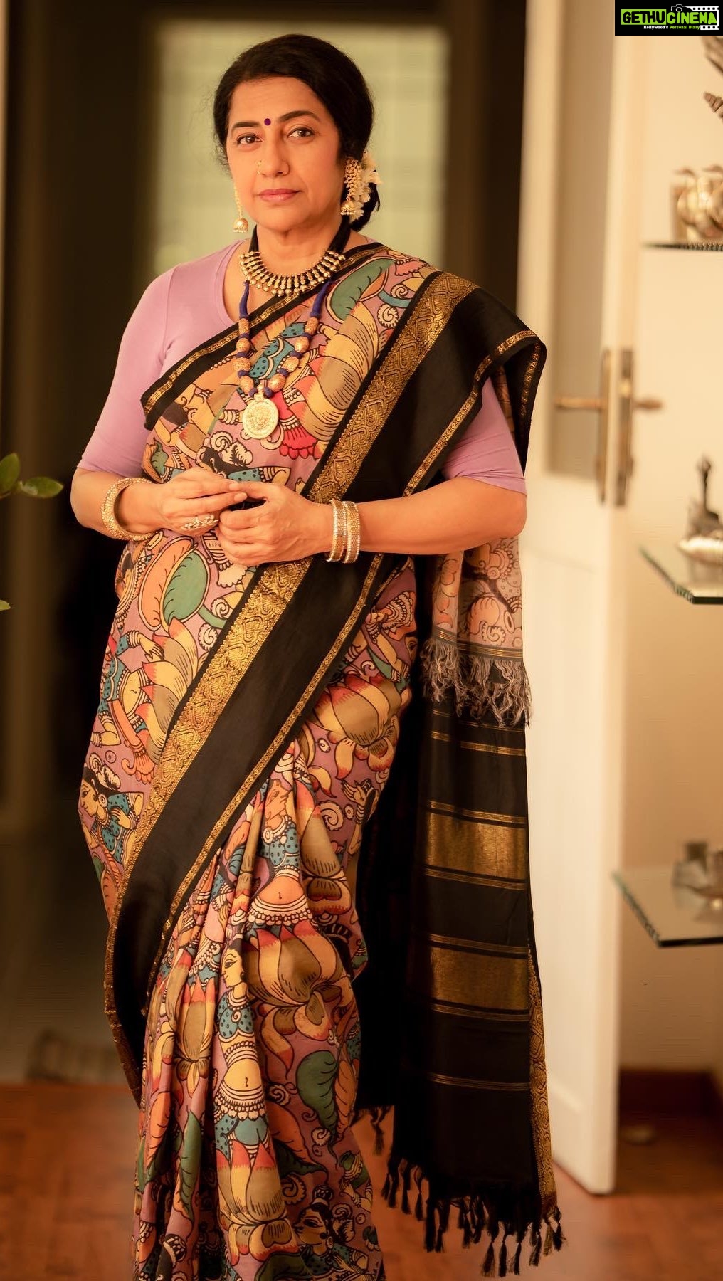 Suhasini Maniratnam Instagram - When Deepa called me asking if I ll do a photo shoot with senthil wearing her mayukha saree I was in my work out clothes. Oops dressing up. It’s a big chore. Hair make up accessories. Oh my goodness. Do I feel up to it? Deepa is buddy prabhus wife. Prabhu was everything for me. He left us all in a hurry. I thought of his smile and asked Deepa to send me the saree. This saree cheered me like buddy prabhu used to … so here it is. For you. Pick up yourself a saree from mayukha and Dheepa prabhu. The saree that I am wearing reflects my love for this timeless classic. A saree never goes out of style and it gives me a power and identity which is uniquely mine. This saree is a tribute to the exquisite kancheepuram silk and a centuries old art which is pen kalamkari. So rich, so tasteful and so elegant@mayukhafabs @dheepaprabhu@camerasenthil