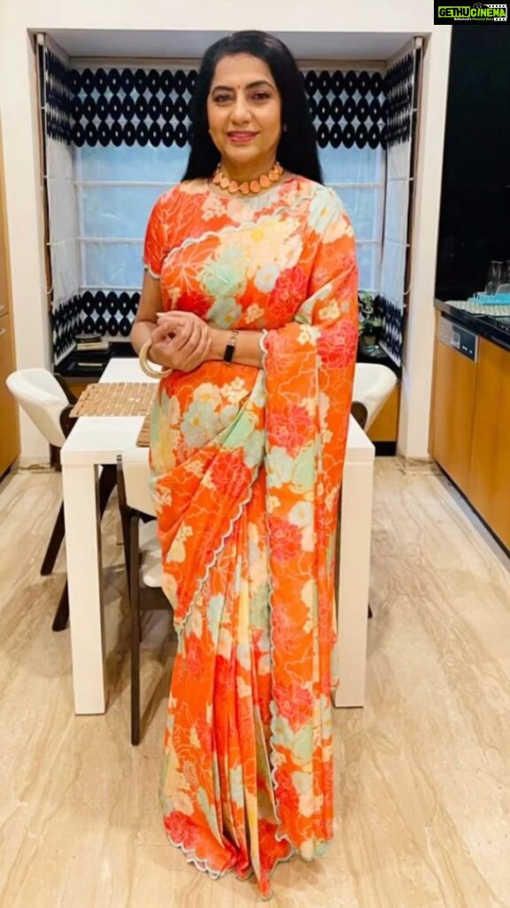 Suhasini Maniratnam Instagram - Experimented wearing all printed by @anitha.mohan.5477 soft easy saree by @aagurusilks and simple matching jewelry by @manjushaa_jewelry Thank you anita and Soundarya. And Akanksha for the make up and Aastha @hasini_admirer for the video. ❤️❤️❤️