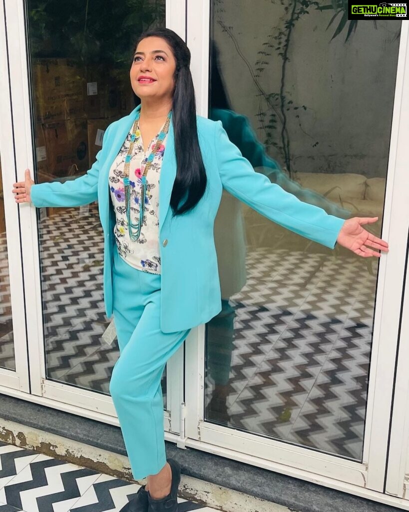 Suhasini Maniratnam Instagram - Wearing another ensemble from @zapelle_custom_clothing for my jaya tv show. Muraliraman our boss in jaya decided I must wear smart suits instead of traditional saree Decided to obey the order. BG Krishnan our dear friend gracefully suggested making custom suits from @zapelle_custom_clothing Roopali from delhi patiently sends me choices and gets them ready in a day or two. The result is this. 👍👍👍👍