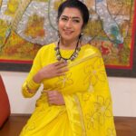 Suhasini Maniratnam Instagram - Starting a new digital show thanks to anita @aagurusilks @anitha.mohan.5477 for the lovely saree and blouse. Soundarya @manjushaa_jewelry for the jewels and Akanksha for make up. Good luck
