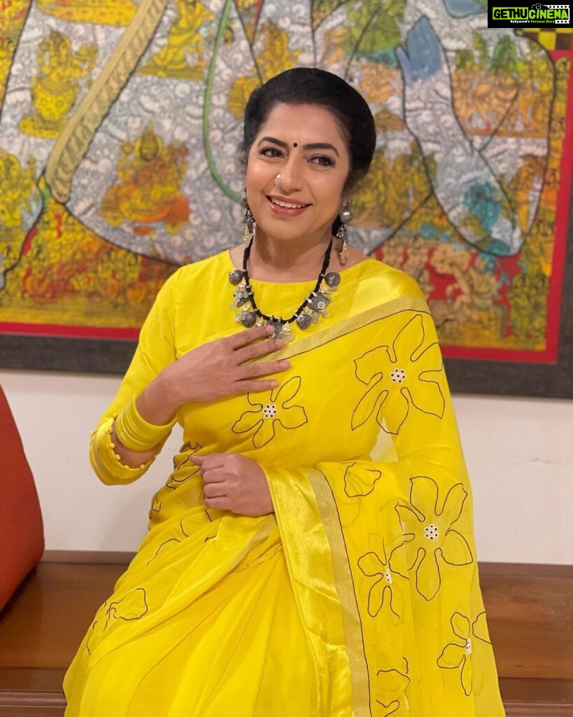 Suhasini Maniratnam Instagram - Starting a new digital show thanks to anita @aagurusilks @anitha.mohan.5477 for the lovely saree and blouse. Soundarya @manjushaa_jewelry for the jewels and Akanksha for make up. Good luck