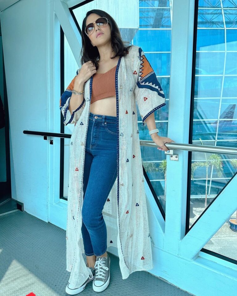 Sunny Leone Instagram - Loved this jacket!! Outfit by @ashnarajeshmirani Styled by @hitendrakapopara Fashion team @tanyakalraaa @sarinabudathoki