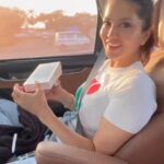 Sunny Leone Instagram - Reveal epic fail! @sunnyrajani insisted that this is the thing to do and I agreed to oblige him. Instead of this being cool it’s turned into a mess. Lol thanks to the producers of OMG (Oh my Ghost) for this generous gift, it’s so beautiful.