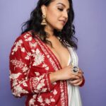 Swara Bhaskar Instagram - Ashdeen making me feel like a muse 🤓🤩💜🤗 . Outfit: @ashdeenl Ring: @purabpaschim Earrings: @theaabstudio . Styled by: @prifreebee @a.bee.at.work Make up: @saracapela Hair: @stylistsony Pics: @kvinayak11