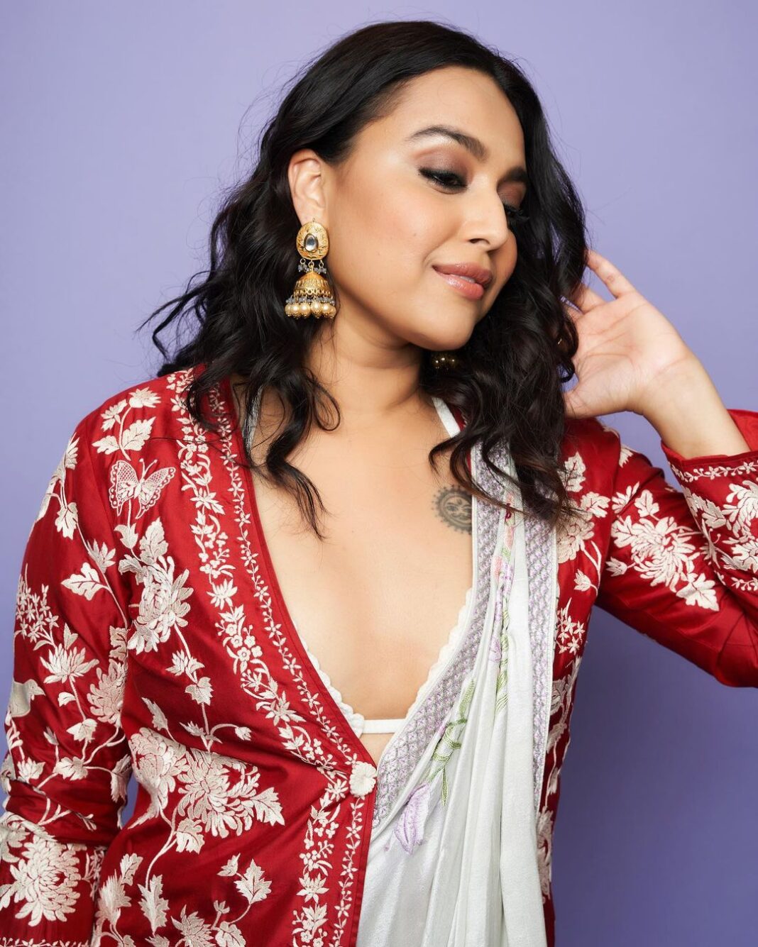 Swara Bhaskar Instagram - Ashdeen making me feel like a muse 🤓🤩💜🤗 . Outfit: @ashdeenl Ring: @purabpaschim Earrings: @theaabstudio . Styled by: @prifreebee @a.bee.at.work Make up: @saracapela Hair: @stylistsony Pics: @kvinayak11