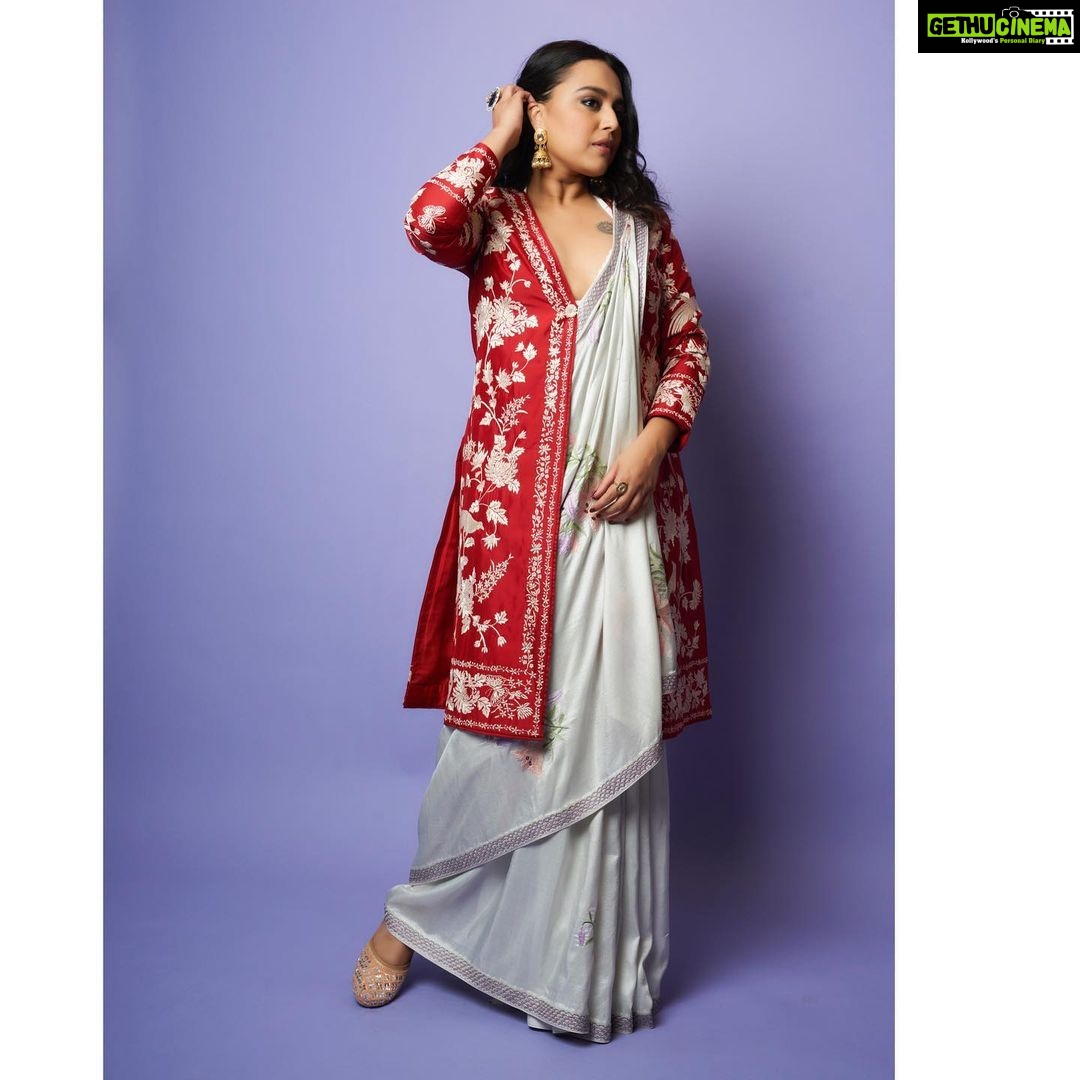 Swara Bhaskar Instagram - Life is lavender and all things sweet in Ashdeen! πβ¨π€ Cannot get over this gorgeous Parsi thread embroidery!π . Jacket and saree: @ashdeenl Earrings: @theaabstudio Ring : @purabpaschim @amigos.rizwan Jooties: gifted by @duggal_shilpi @bhavikak27 π₯°π€©β¨ . Make up: @saracapela Hair: @stylistsony Styled by: @prifreebee @a.bee.at.work Pics: @kvinayak11