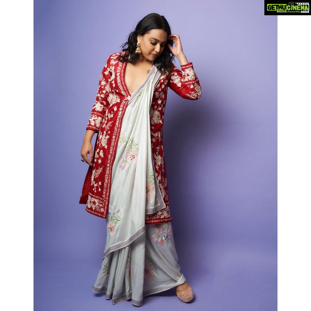 Swara Bhaskar Instagram - Life is lavender and all things sweet in Ashdeen! πβ¨π€ Cannot get over this gorgeous Parsi thread embroidery!π . Jacket and saree: @ashdeenl Earrings: @theaabstudio Ring : @purabpaschim @amigos.rizwan Jooties: gifted by @duggal_shilpi @bhavikak27 π₯°π€©β¨ . Make up: @saracapela Hair: @stylistsony Styled by: @prifreebee @a.bee.at.work Pics: @kvinayak11
