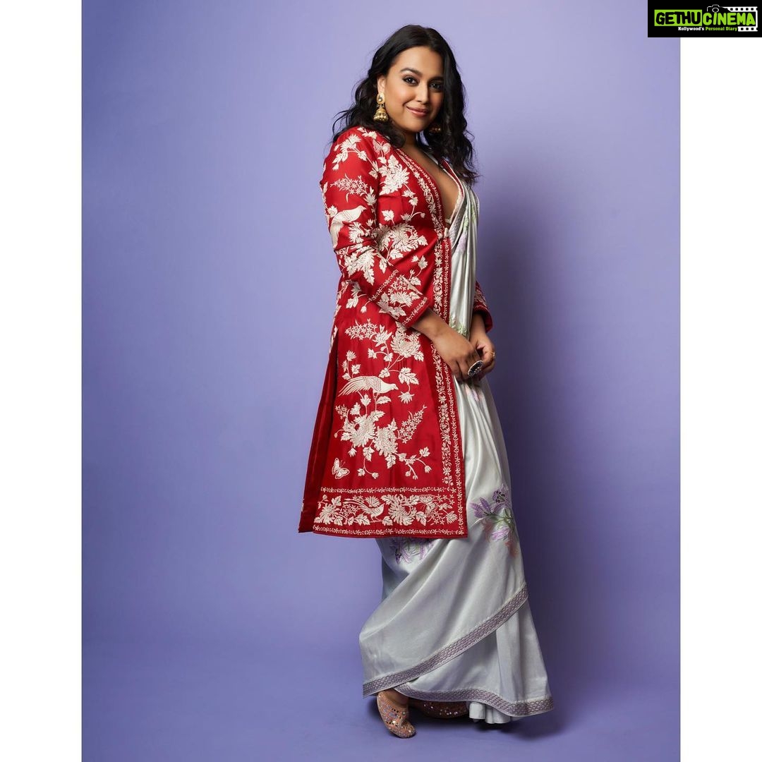 Swara Bhaskar Instagram - Life is lavender and all things sweet in Ashdeen! πβ¨π€ Cannot get over this gorgeous Parsi thread embroidery!π . Jacket and saree: @ashdeenl Earrings: @theaabstudio Ring : @purabpaschim @amigos.rizwan Jooties: gifted by @duggal_shilpi @bhavikak27 π₯°π€©β¨ . Make up: @saracapela Hair: @stylistsony Styled by: @prifreebee @a.bee.at.work Pics: @kvinayak11