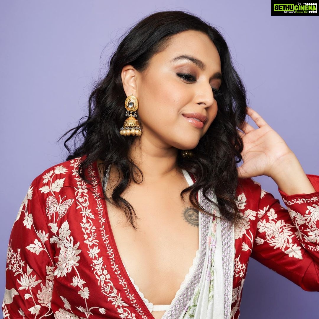 Swara Bhaskar Instagram - Life is lavender and all things sweet in Ashdeen! πβ¨π€ Cannot get over this gorgeous Parsi thread embroidery!π . Jacket and saree: @ashdeenl Earrings: @theaabstudio Ring : @purabpaschim @amigos.rizwan Jooties: gifted by @duggal_shilpi @bhavikak27 π₯°π€©β¨ . Make up: @saracapela Hair: @stylistsony Styled by: @prifreebee @a.bee.at.work Pics: @kvinayak11