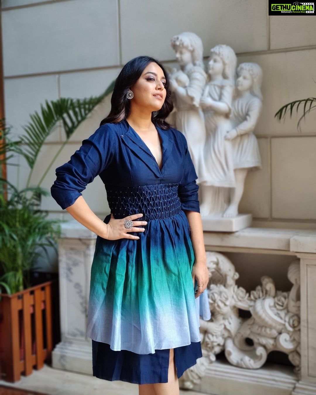 Swara Bhaskar Instagram - Strutting about the talent of @raffughar ! My discovery of the year!! 💙✨ #jahaanchaaryaar promotions in .. . Outfit: @raffughar Jewellery: @tribebyamrapali Styled by: @prifreebee @a.bee.at.work Make up: @makeupbypoojagosain Hair: @lawangtamang95 @anukaushikstudio
