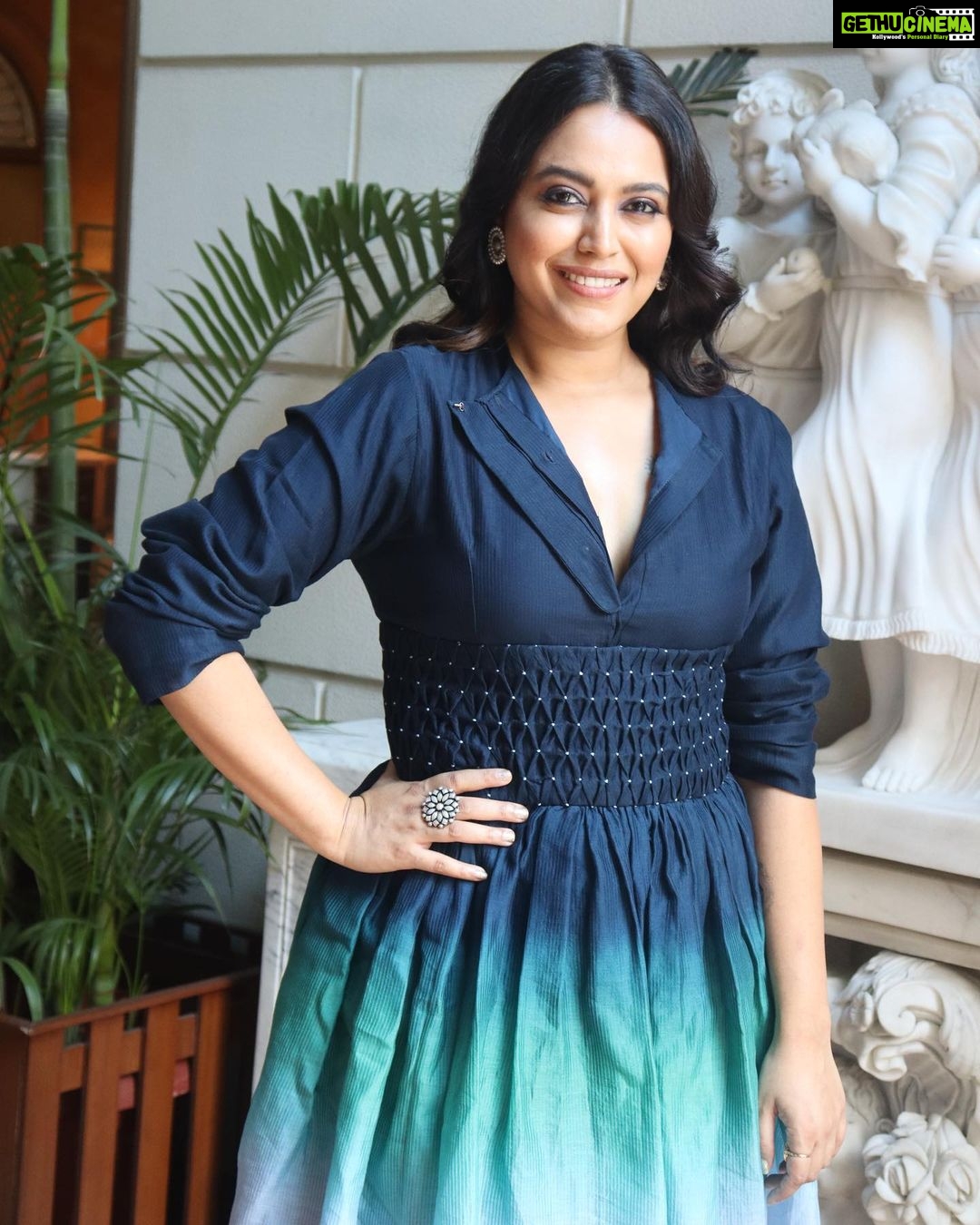 Swara Bhaskar Instagram - Strutting about the talent of @raffughar ! My discovery of the year!! 💙✨ #jahaanchaaryaar promotions in .. . Outfit: @raffughar Jewellery: @tribebyamrapali Styled by: @prifreebee @a.bee.at.work Make up: @makeupbypoojagosain Hair: @lawangtamang95 @anukaushikstudio