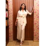 Swara Bhaskar Instagram - The chaos of the day perfectly offset by this pristine white 🤍✨ #jahaanchaaryaar promotions in.. Outfit- @ampmfashions Jewellery- @rubans.in Heels- @eridani.in . Make up: @devikajodhani Hair: @antergallactic Pics: @sj_photography_official Styled by: @juhi.ali
