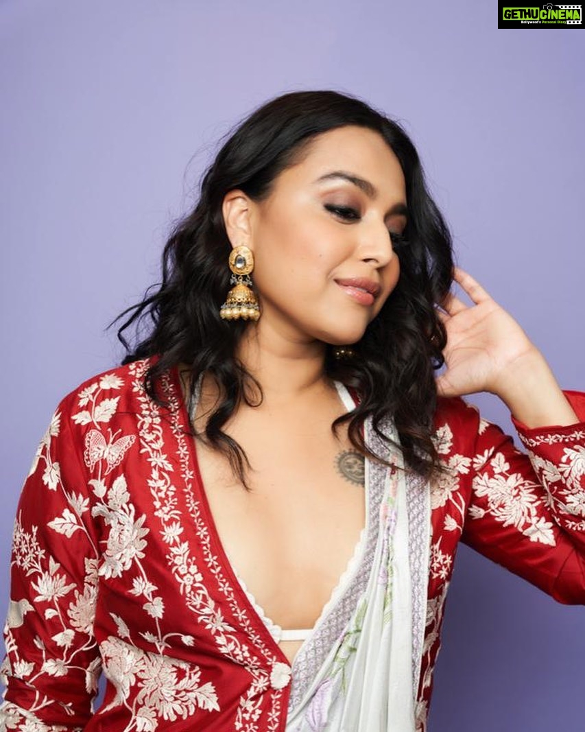 Swara Bhaskar Instagram - Glamorous, Elegant and Authentic! The very gorgeous @reallyswara looks breathtaking in our Handcrafted Gold Meenakari Jhumkas with beautiful pearl details✨ Order now and get @reallyswara 's look!