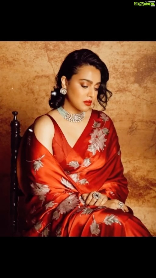 Swara Bhaskar Instagram - “A saree is not just a garment. It’s a power, an identity, a language.” Says the internet! But we didn’t need the internet to tell us that :) #sarilove