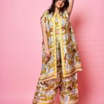 Swara Bhaskar Instagram - Sheher gulaabi, safar gulaabi 💖✨ Outfit: @aartivijaygupta Styled by: @prifreebee . Make up: @saracapela Hair: @karchung_gurung_ . Pics: @kvinayak11