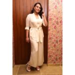 Swara Bhaskar Instagram - The chaos of the day perfectly offset by this pristine white 🤍✨ #jahaanchaaryaar promotions in.. Outfit- @ampmfashions Jewellery- @rubans.in Heels- @eridani.in . Make up: @devikajodhani Hair: @antergallactic Pics: @sj_photography_official Styled by: @juhi.ali