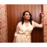 Swara Bhaskar Instagram - The chaos of the day perfectly offset by this pristine white 🤍✨ #jahaanchaaryaar promotions in.. Outfit- @ampmfashions Jewellery- @rubans.in Heels- @eridani.in . Make up: @devikajodhani Hair: @antergallactic Pics: @sj_photography_official Styled by: @juhi.ali