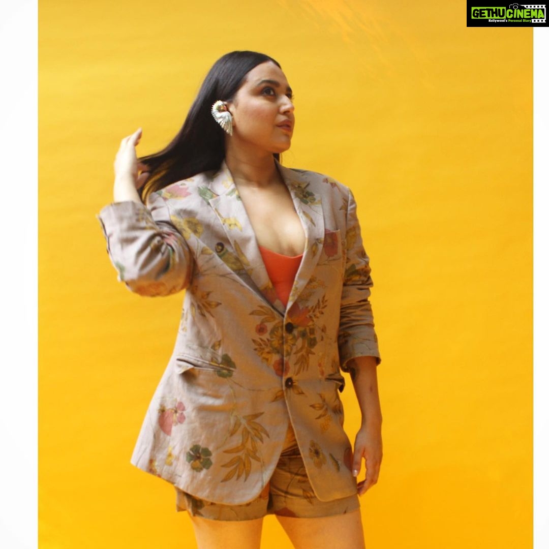 Swara Bhaskar Instagram - Sunshine days in @suketdhir @suket.dhir ! #jahaanchaaryaar promotions in Outfit : Suket Dhir Ear Cuff: @amrapalijewels @tribebyamrapali Styled by: @prifreebee @a.bee.at.work Make up: @makeupbypoojagosain Hair: @lawangtamang95 Pic: @amrit_jnu