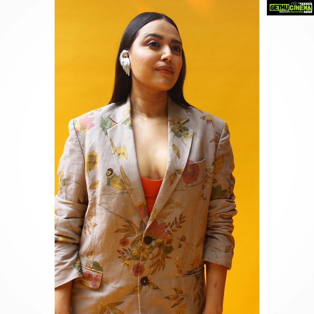 Swara Bhaskar Instagram - Sunshine days in @suketdhir @suket.dhir ! #jahaanchaaryaar promotions in Outfit : Suket Dhir Ear Cuff: @amrapalijewels @tribebyamrapali Styled by: @prifreebee @a.bee.at.work Make up: @makeupbypoojagosain Hair: @lawangtamang95 Pic: @amrit_jnu