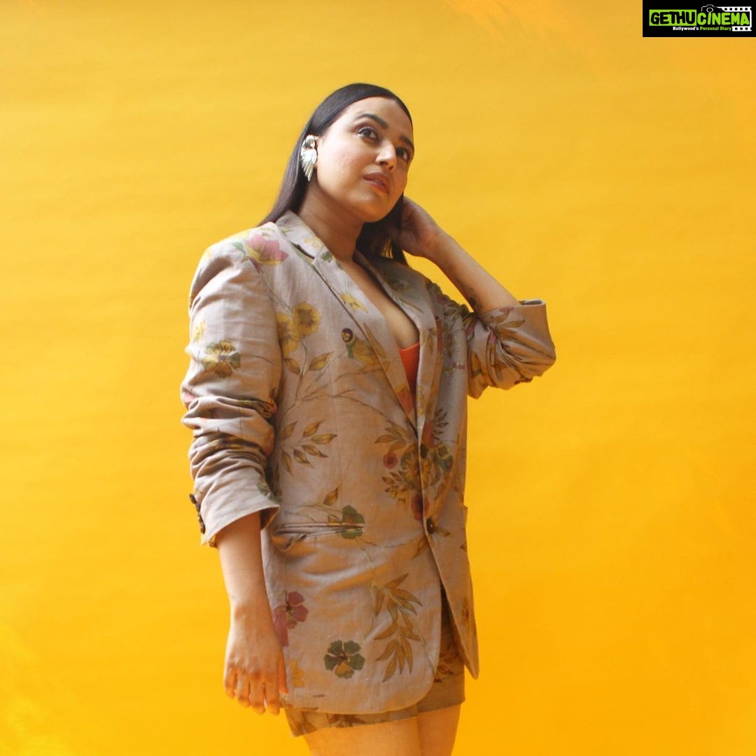 Swara Bhaskar Instagram - Sunshine days in @suketdhir @suket.dhir ! #jahaanchaaryaar promotions in Outfit : Suket Dhir Ear Cuff: @amrapalijewels @tribebyamrapali Styled by: @prifreebee @a.bee.at.work Make up: @makeupbypoojagosain Hair: @lawangtamang95 Pic: @amrit_jnu