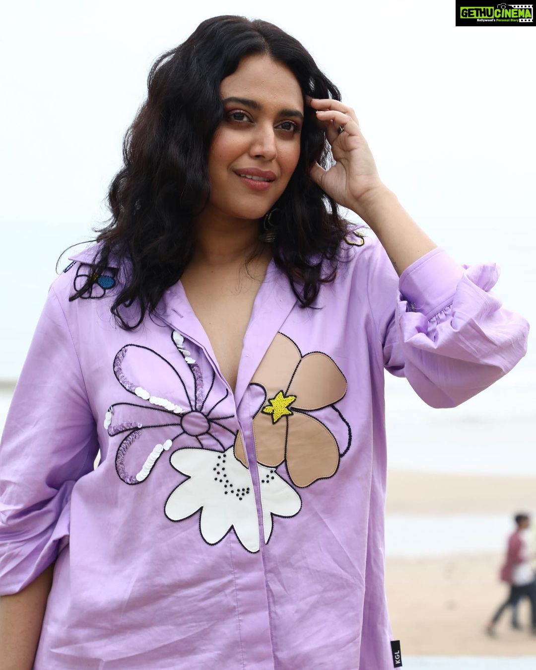 Swara Bhaskar Instagram - Too cool for trousers 😬😎🤣💖🤷🏽♀️ @jahaanchaaryaar promotions in Outfit: @kanikagoyallabel Styled by: @prifreebee Make Up: @eshwarlog Hair: @antergallactic . Pics: @sj_photography_official 💜✨