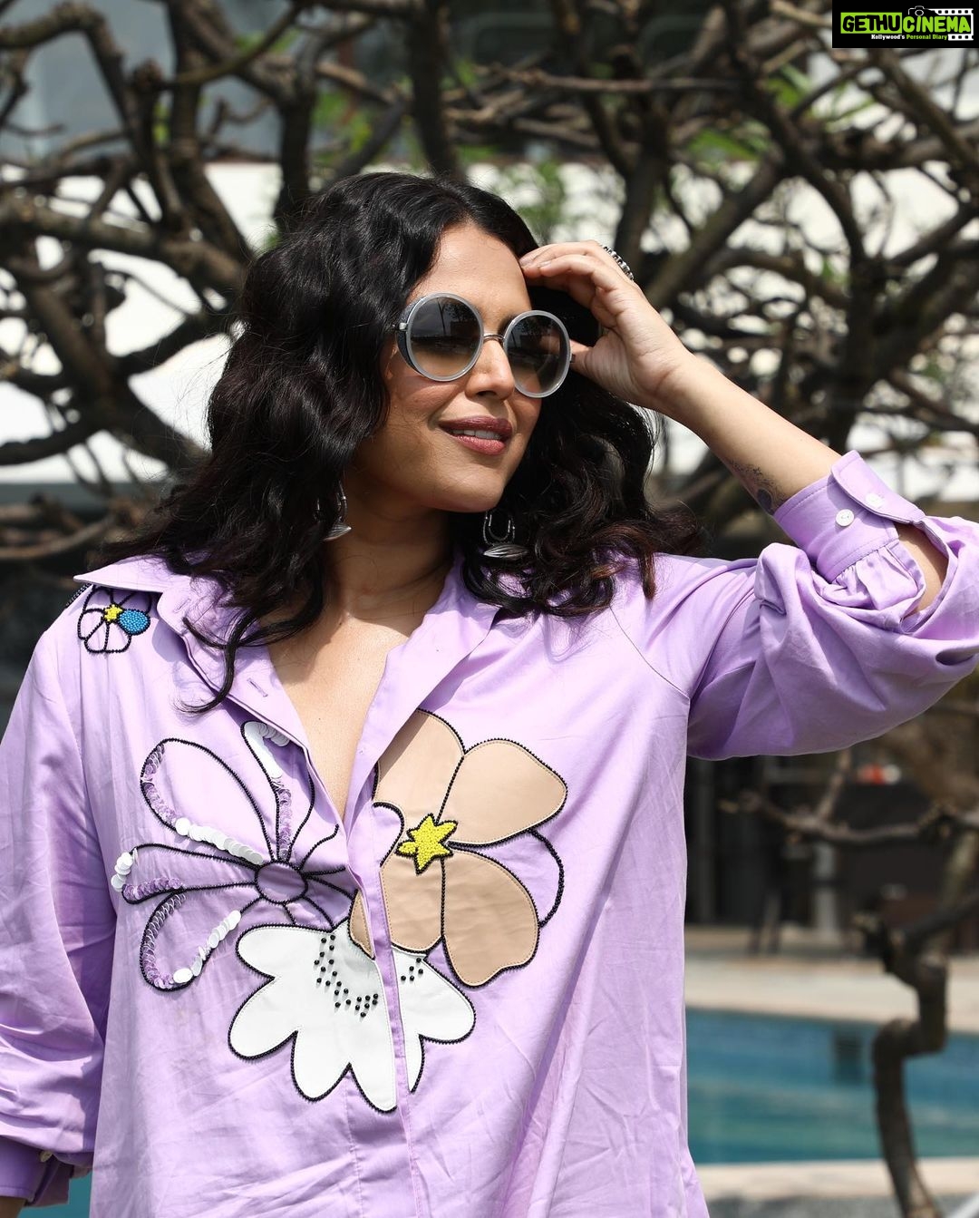 Swara Bhaskar Instagram - Too cool for trousers 😬😎🤣💖🤷🏽♀️ @jahaanchaaryaar promotions in Outfit: @kanikagoyallabel Styled by: @prifreebee Make Up: @eshwarlog Hair: @antergallactic . Pics: @sj_photography_official 💜✨
