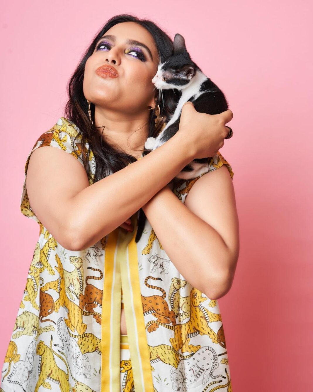 Swara Bhaskar Instagram - Sometimes you need to put on an eye the way @saracapela and flaunt your @apalabysumitofficial earrings! And.. swipe to the end for a surprise! 💖 . Outfit: @aartivijaygupta Jewellery: @apalabysumitofficial . Styled by : @prifreebee Make up: @saracapela Hair: @karchung_gurung_ Pics: @kvinayak11