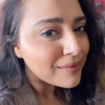 Swara Bhaskar Instagram – You heard of the #airportlook but have you heard of #airplanemakeup ?!? Here’s what happens when you get on a flight looking like a corpse but have to get off looking something like a human 😬😳 
Sneak peak into my emergency #inflightmakeup routine! 🤗💖😎 #airplanemakeuptutorial 
Also using @loverecode #aceofbase concealer palette among other things! 😍🤩