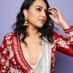 Swara Bhaskar Instagram – Ashdeen making me feel like a muse 🤓🤩💜🤗
.
Outfit: @ashdeenl 
Ring: @purabpaschim 
Earrings: @theaabstudio 
.
Styled by: @prifreebee @a.bee.at.work 
Make up: @saracapela 
Hair: @stylistsony
Pics: @kvinayak11
