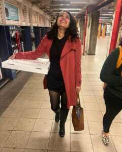Swara Bhaskar Instagram - It’s not a weekend in #nyc if you aren’t a bit tipsy strutting the subway stations in boots, carrying a large pizza from @joespizzanyc ! . 📸: @kaneezsurka Union Square Station, New York