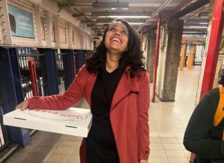 Swara Bhaskar Instagram - It’s not a weekend in #nyc if you aren’t a bit tipsy strutting the subway stations in boots, carrying a large pizza from @joespizzanyc ! . 📸: @kaneezsurka Union Square Station, New York
