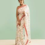 Swathishta Krishnan Instagram - Few more...ok bye 🍑🍑😀 . . . Shot by @1928.in X @oneclubentertainment Wearing @_.rubeenavogueofficial._ @rubyafroz80 Jewellery @fineshinejewels Makeup @pavihairandmakeup Hairdo @ranjitha_hairstylist