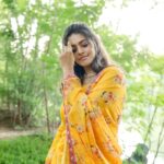 Swathishta Krishnan Instagram – Desi orange 🧡🧡
.
.
.
.
Wearing @_.rubeenavogueofficial._ 
Accessories @fineshinejewels 
Makeover @keerthana_makeupartistry 
Pc @thatmadraskaran