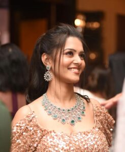 Swathishta Krishnan Instagram - Bling ✨✨✨
.
.
Wearing @_.rubeenavogueofficial._ 
Makeover @keerthana_makeupartistry 
PC @praveentyagarajan @chennaitimestoi