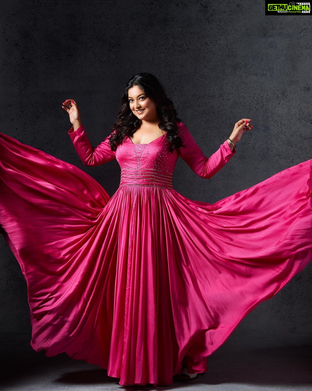 Tanushree Dutta Instagram - Tanushree Dutta, India ๐ฎ๐ณ our mind automatically goes back to that iconic introduction our diva gave back in the year 2004 at Miss Universe pageant ๐ Isnโt she looking fabulous in this creation by Shehla Khan made fluid with LIVA fabric? ๐ Outfit - @shehlaakhan made fluid with LIVA fabric Official Pageant Stylist- @bharatg18 Hair & Makeup - @biancalouzado & Team Jewellery - @anmoljewellers @iamtanushreeduttaofficial @livafashionin Catch the grand crowning ceremony streaming free on @voot, our exclusive streaming partner from 12th September onwards! #LIVAMissDiva2022 #10YearsOfMissDiva #LiveYourFlow #FluidFashion #RoadToMissUniverse #RoadToMissSupranational #Collaboration