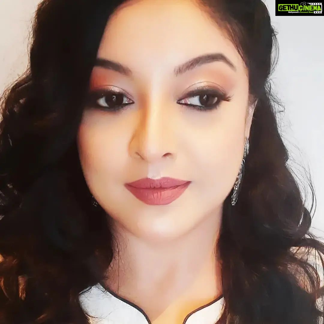 Tanushree Dutta Instagram - It's really shocking that film critic krk got arrested over a few unverified & unproven tweets by someone alleging sexual harassment. Whereas during the #metoo movement so many women not only tweeted about sexual harassment but also lodged official complaints & FIRs. Till date no action taken by Mumbai police even against those accused who had multiple accusers..not even a single arrest after 4 years. Yet krk gets arrested so fast and kept in judicial custody even over a tweet!! ๐ค Bade aaye the proof maangne wale...Abhi proof ki zaroorat nahi hai?? ๐ฑ Bina proof ke hi arrest kar liya?? So then why not arrest Nana Patekar & the murderous Bollywood Mafia gang also like this someday??๐คจ Where are the men's rights activists now who screamt so loud during the #metoo movement?? Saanp soongh gaya kya??๐ค Thus proves that only Tanushree Dutta stands up for those who are targetted unfairly be it men or women. #yaadrakhna