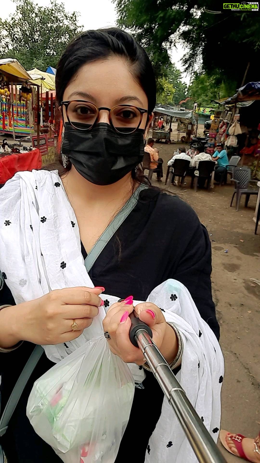 Tanushree Dutta Instagram - Grishneshwar Mahadev Jyotirling...my most wonderfull pilgrimage yet... Experienced the loving hospitality of the simple maharashtrian folks in this part of the state.. One has to come here to see how beautifull & lush green it is here... The temple folks were amazing..they took good care of me and I had the opportunity to sit in the garbha griha ( sanctum sanctorium) and do my sadhana ( meditation). Thankyou everyone from the bottom of my heart β€οΈ πππ This is the dream travel life I wished for many years ago..I'm living that dream now. I have now prayed & wished for somethings that feel really near impossible to me π . But with God everything is possible so... Some day when they start to happen il reveal what it was... #harharmahadev Where next my lord?? Where will u lead me?? I'm excited...
