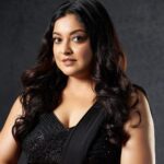 Tanushree Dutta Instagram - Lady in black 🖤 Our Miss Universe India 2004, @iamtanushreeduttaofficial looked nothing less than a stunner at LIVA Miss Diva 2022 Red Carpet 🔥 Styled by @bharatg18 Outfit @rajgharana.rg #TanushreeDutta #MissUniverseIndia2004 #MissDiva #LIVAMissDiva2022 #Fashion #Black