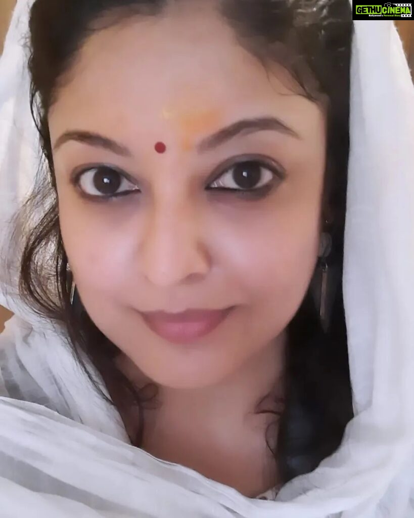 Tanushree Dutta Instagram - It started raining today as I entered this ancient and powerfull Jyotirlinga temple Kaashi Vishwanath at Varanasi...I walked in the rain and went through the security barricades of the temple. As I stepped into the temple aangan with pristine white marble floors I wept spontaneously & tears rolled out of my eyes. It felt so overwhelming yet familiar like I have been there before. I know I was in another life. I sat around there for over an hour & meditated soaking up the good stuff. Everything was familiar..the vibe..the energy..So much light..its luminous...Something wonderfull is on my way...He told me through my intuition and a priest in Kaal Bhairav said the same after looking at me...I'm being prepared... श्री काशी विश्वनाथ मंदिर, वाराणसी