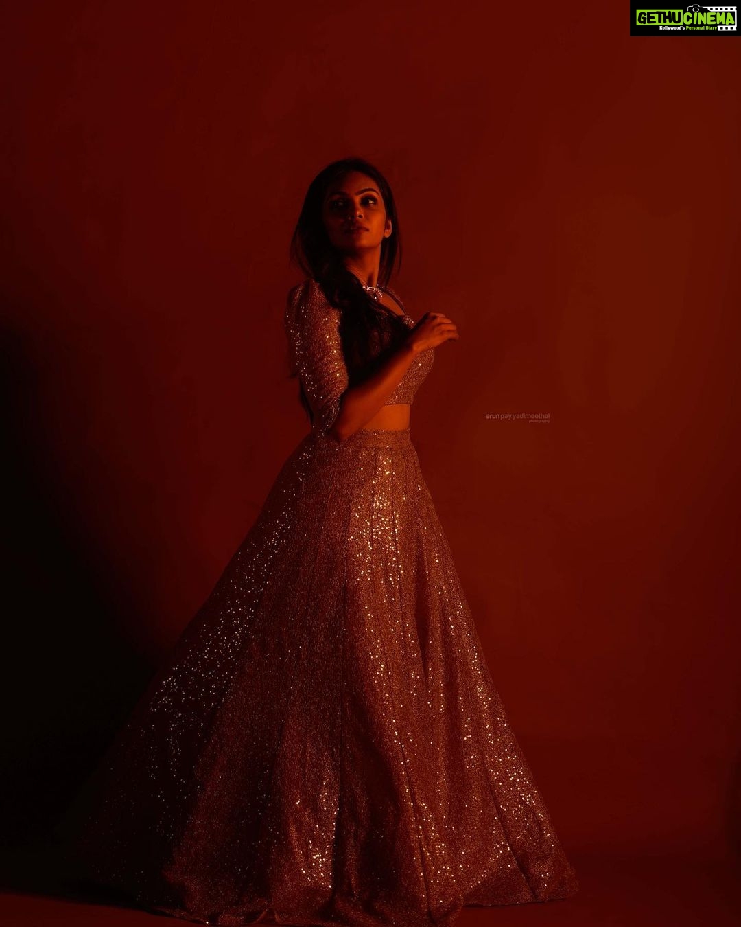 Tanvi Ram Instagram - RED! Photography& Retouching: @arun_payyadimeethal HMUA: @rejishaeveryouth Jewellery: @tharakansroyaljewellery Costume: @prakrithi_by_ramya Art: @byjummangalath1 Photography team :@_creative_folksy_ Bts: @mr__s_r_p__ Studio: @shadowfx2021