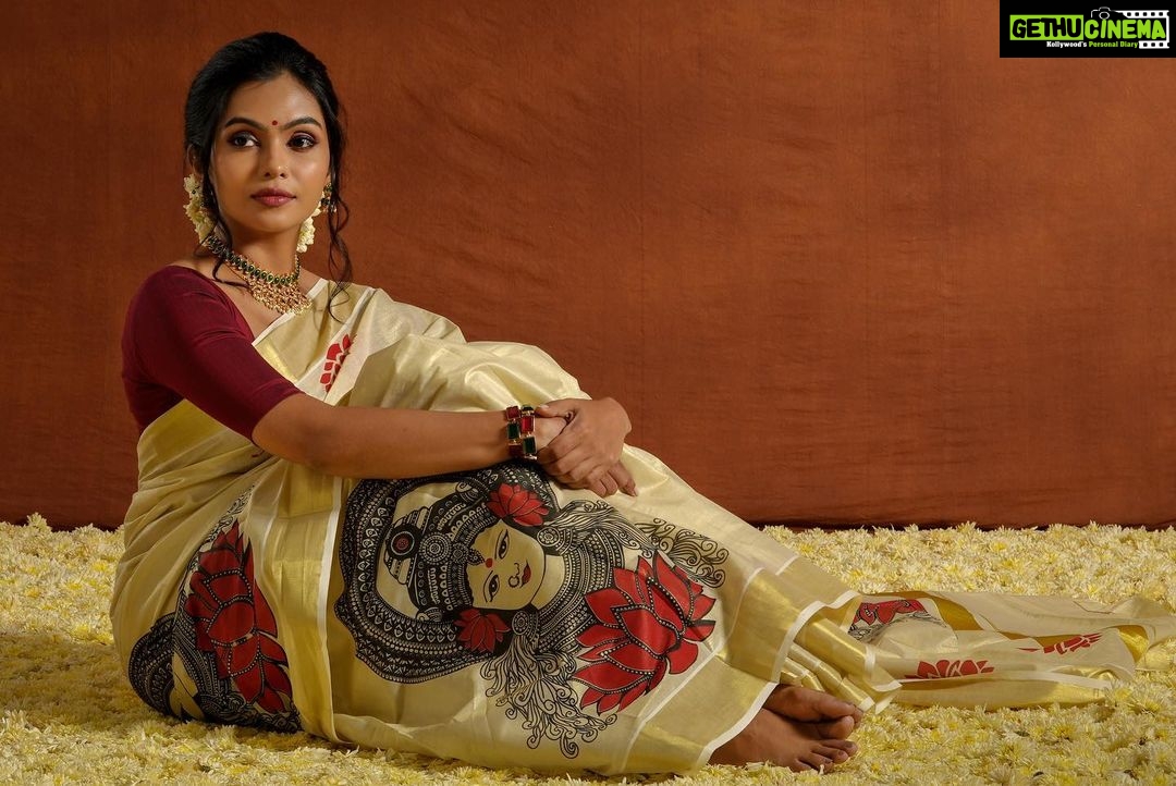 Tanvi Ram Instagram - Hello September☺️ ഓണക്കാലം🌸♥️ Photography- @ashwinalex888 Saree - @silkaura_handlooms from @theaislestory Blouse - @jazaashdesignstudio Makeup - @merins_remyamerin Jewellery- @inikacollections Co-ordination- @lalarelations Location - @threedotsfilmstudio Light - Gear Alpha