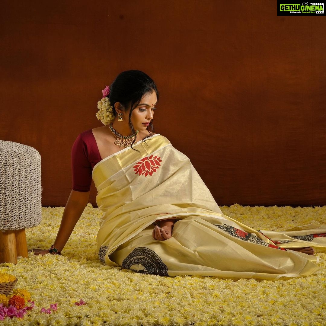 Tanvi Ram Instagram - Hello September☺️ ഓണക്കാലം🌸♥️ Photography- @ashwinalex888 Saree - @silkaura_handlooms from @theaislestory Blouse - @jazaashdesignstudio Makeup - @merins_remyamerin Jewellery- @inikacollections Co-ordination- @lalarelations Location - @threedotsfilmstudio Light - Gear Alpha