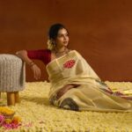 Tanvi Ram Instagram - Hello September☺️ ഓണക്കാലം🌸♥️ Photography- @ashwinalex888 Saree - @silkaura_handlooms from @theaislestory Blouse - @jazaashdesignstudio Makeup - @merins_remyamerin Jewellery- @inikacollections Co-ordination- @lalarelations Location - @threedotsfilmstudio Light - Gear Alpha