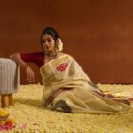 Tanvi Ram Instagram - Hello September☺️ ഓണക്കാലം🌸♥️ Photography- @ashwinalex888 Saree - @silkaura_handlooms from @theaislestory Blouse - @jazaashdesignstudio Makeup - @merins_remyamerin Jewellery- @inikacollections Co-ordination- @lalarelations Location - @threedotsfilmstudio Light - Gear Alpha
