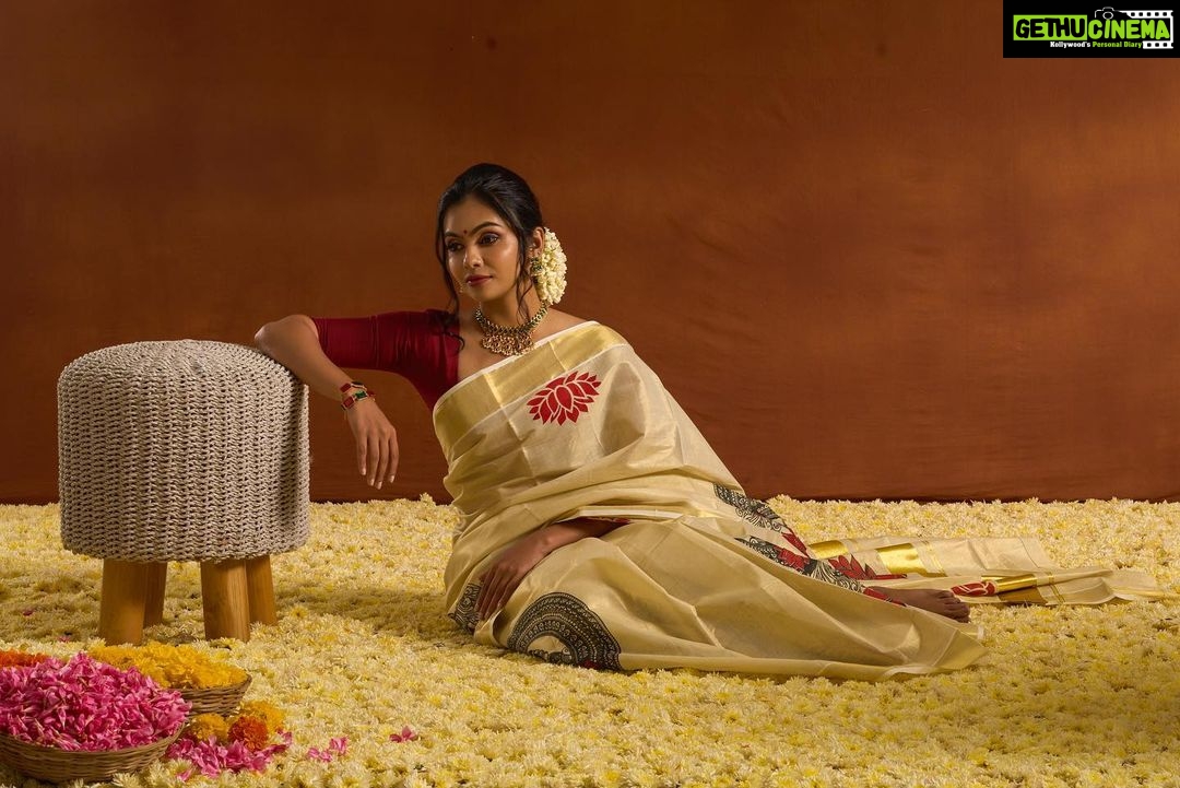 Tanvi Ram Instagram - Hello September☺️ ഓണക്കാലം🌸♥️ Photography- @ashwinalex888 Saree - @silkaura_handlooms from @theaislestory Blouse - @jazaashdesignstudio Makeup - @merins_remyamerin Jewellery- @inikacollections Co-ordination- @lalarelations Location - @threedotsfilmstudio Light - Gear Alpha
